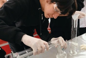 Gurbet Hoca’ mız Eşliğinde Öğrencilerimiz, Corona Virüsüne Karşı Okulumuz Laboratuvarında Kolonya Üretimini Öğrendiler.