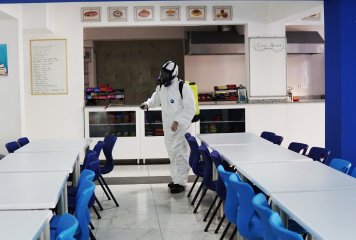 Okulumuzda 17 Mart Tarihinde Ozon ile Güçlendirilmiş Hidrojen Peroksit Kullanılarak Dezenfeksiyon İşlemi Gerçekleştirilmiştir.