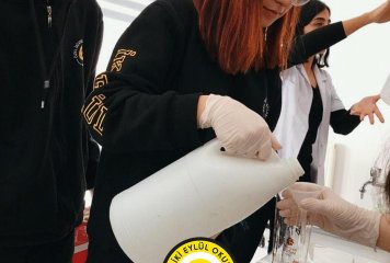 Gurbet Hoca’ mız Eşliğinde Öğrencilerimiz, Corona Virüsüne Karşı Okulumuz Laboratuvarında Kolonya Üretimini Öğrendiler.